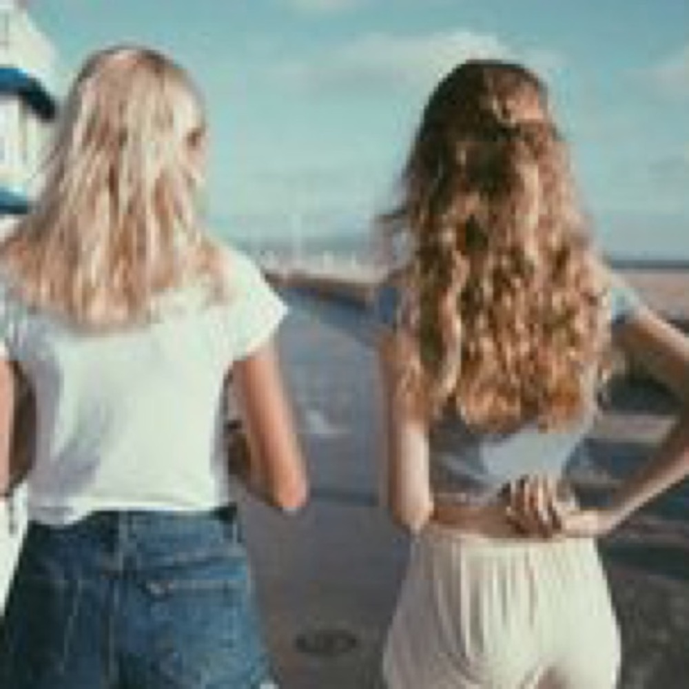 BRANDY MELVILLE MYSTERY BOX - Picture 3 of 3